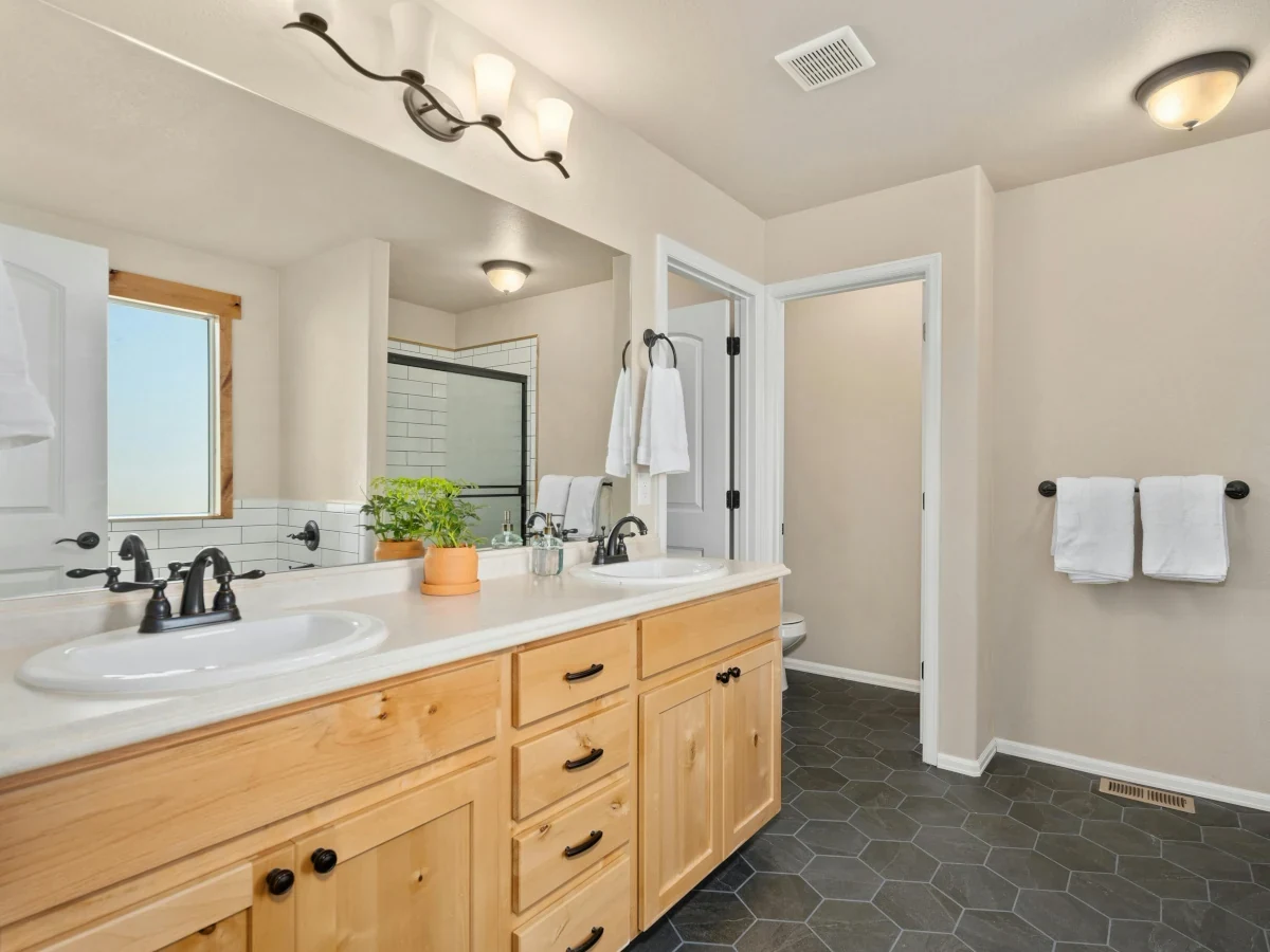 bathroom-hexagon-floor-tiles-subway-wall-daffodil-tiling Bathroom floor tiles with subway wall tiles installed by Daffodil Tiling in Swansea