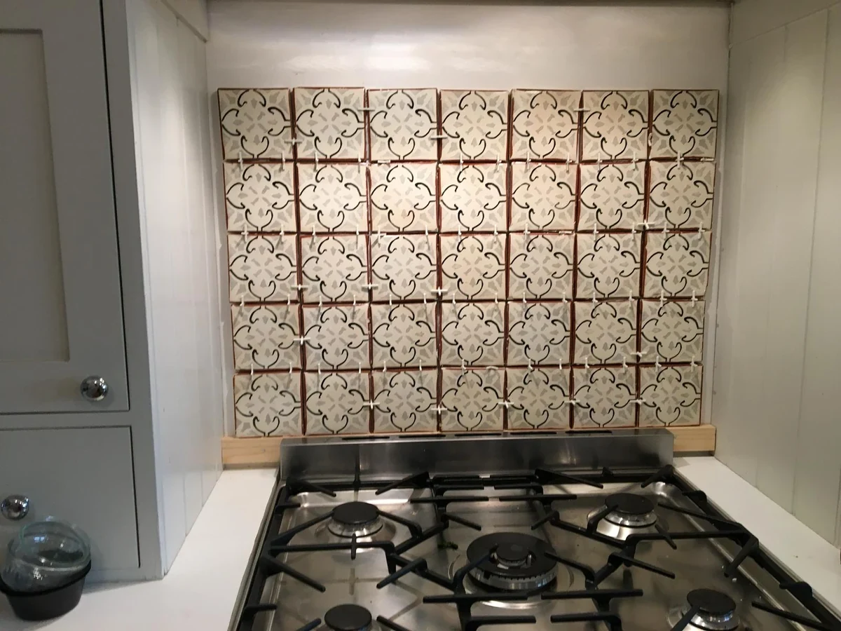 kitchen-backsplash-white-beveled-tiles-full-wall-swansea-daffodil-tiling Kitchen splashback white beveled tiles full wall in Swansea by Daffodil Tiling