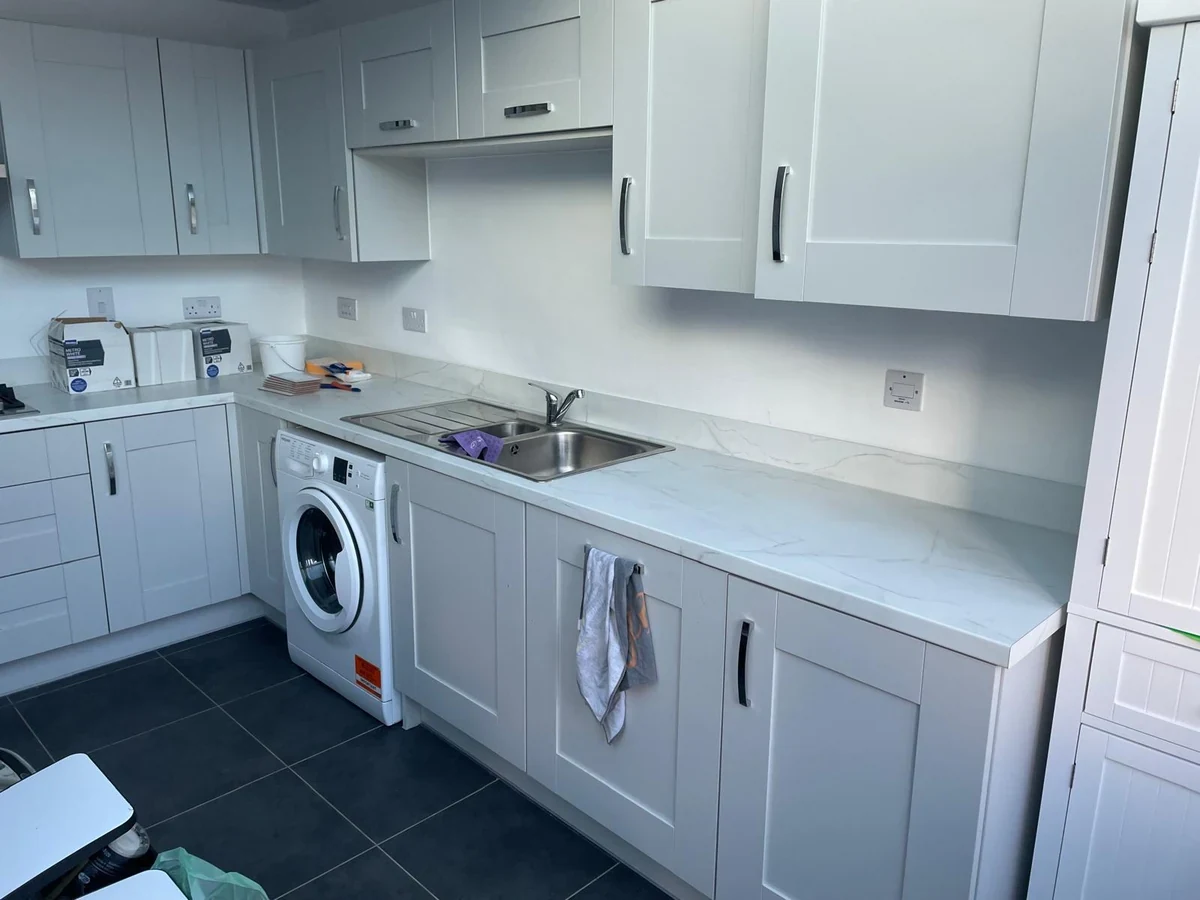 kitchen-backsplash-white-subway-tiles-marble-counter-swansea-daffodil-tiling White subway tile kitchen splashback with marble counter in Swansea by Daffodil Tiling