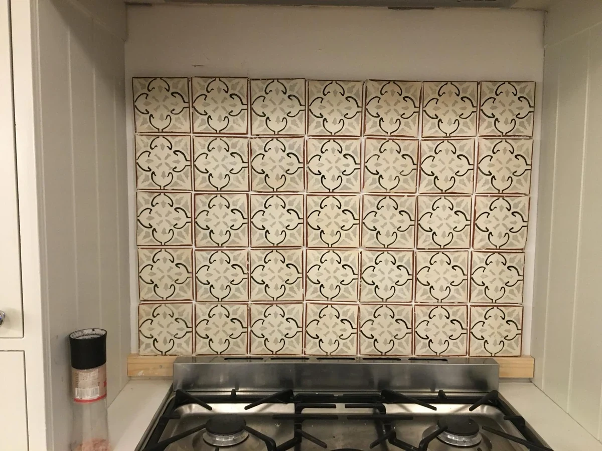kitchen floor dark tiles corner detail swansea daffodil tiling