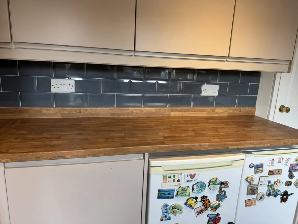 kitchen-floor-herringbone-pattern-tiles-swansea-daffodil-tiling Kitchen floor herringbone pattern tiles in Swansea by Daffodil Tiling