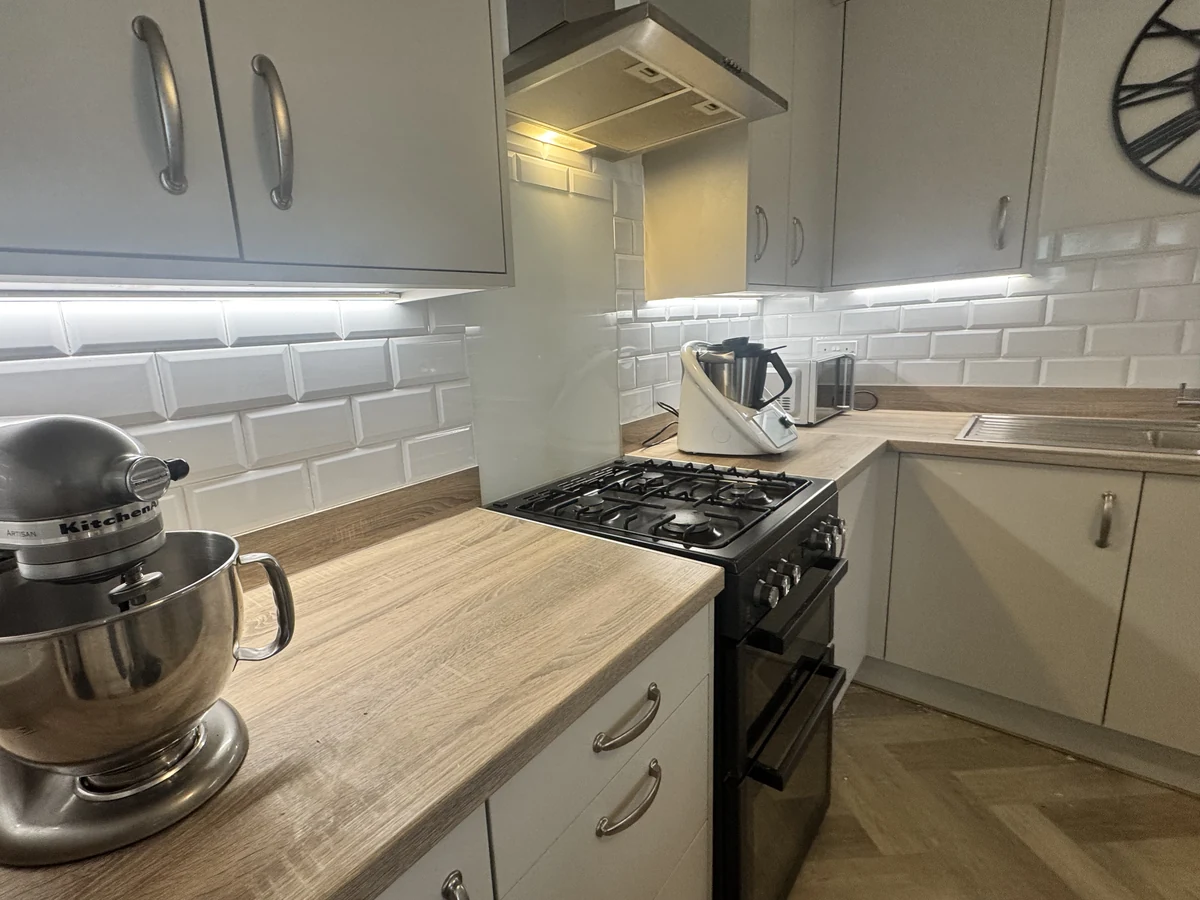 tilers-dunvant-swansea-daffodil-tiling Finished kitchen tiling by tilers covering Dunvant