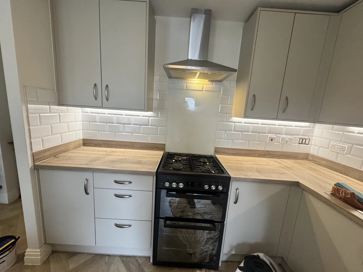 tilers-gorseinon-swansea-daffodil-tiling Finished kitchen tiling by tilers covering Gorseinon