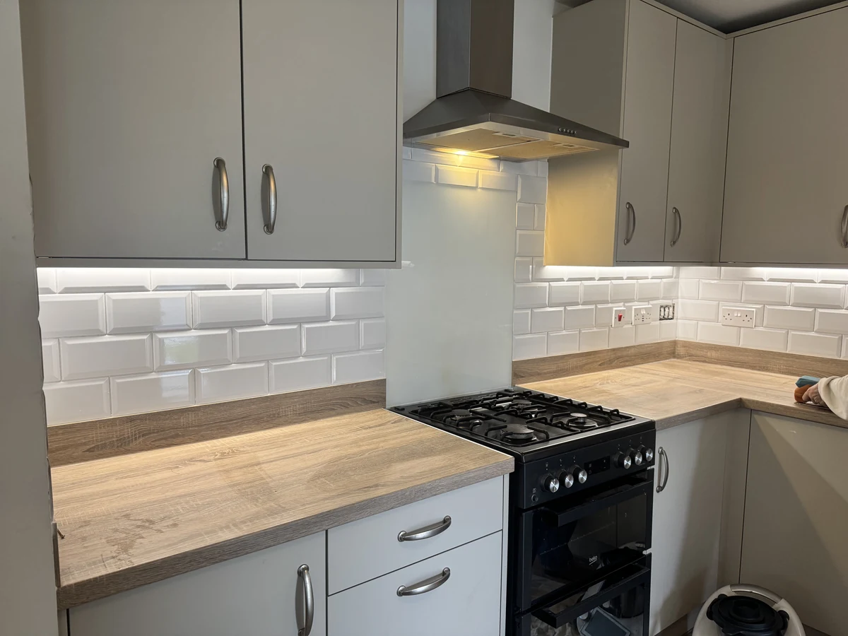 tilers-mumbles-swansea-daffodil-tiling Finished kitchen tiling by tilers covering Mumbles